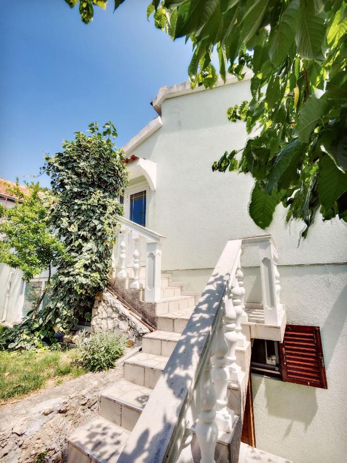 Apartmani Ela Prvic Luka Ngoại thất bức ảnh