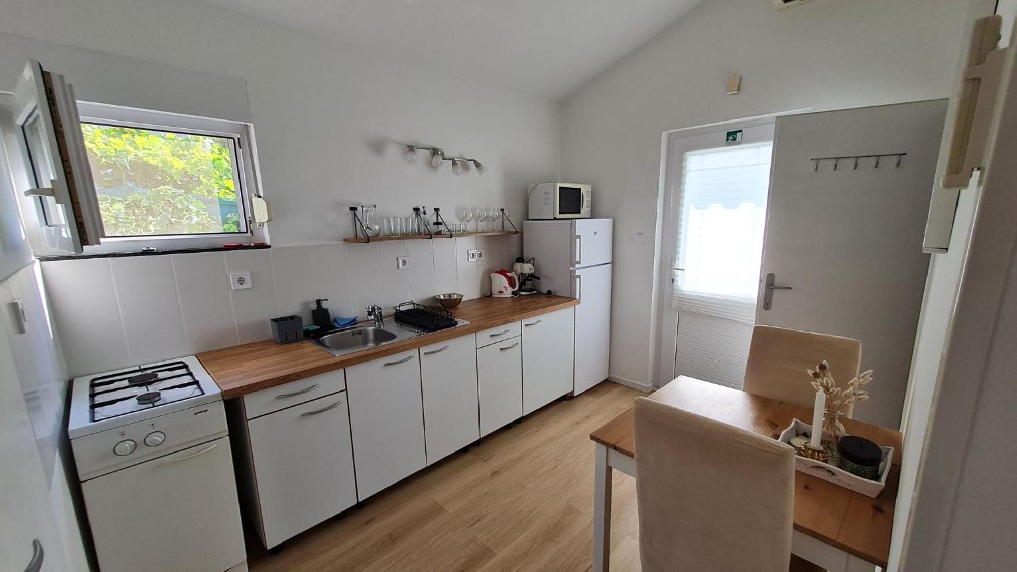 Apartmani Ela Prvic Luka Ngoại thất bức ảnh