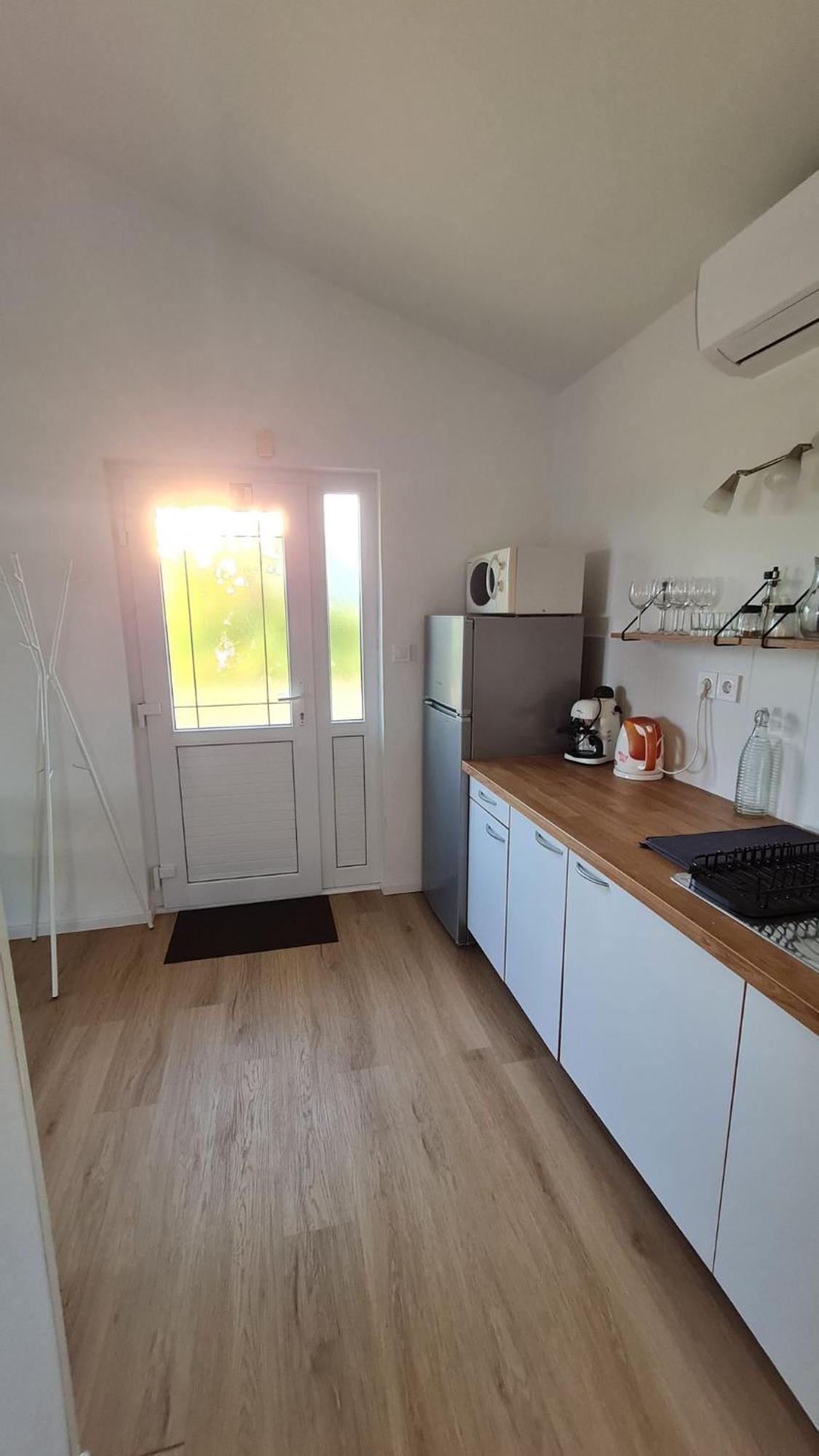 Apartmani Ela Prvic Luka Ngoại thất bức ảnh