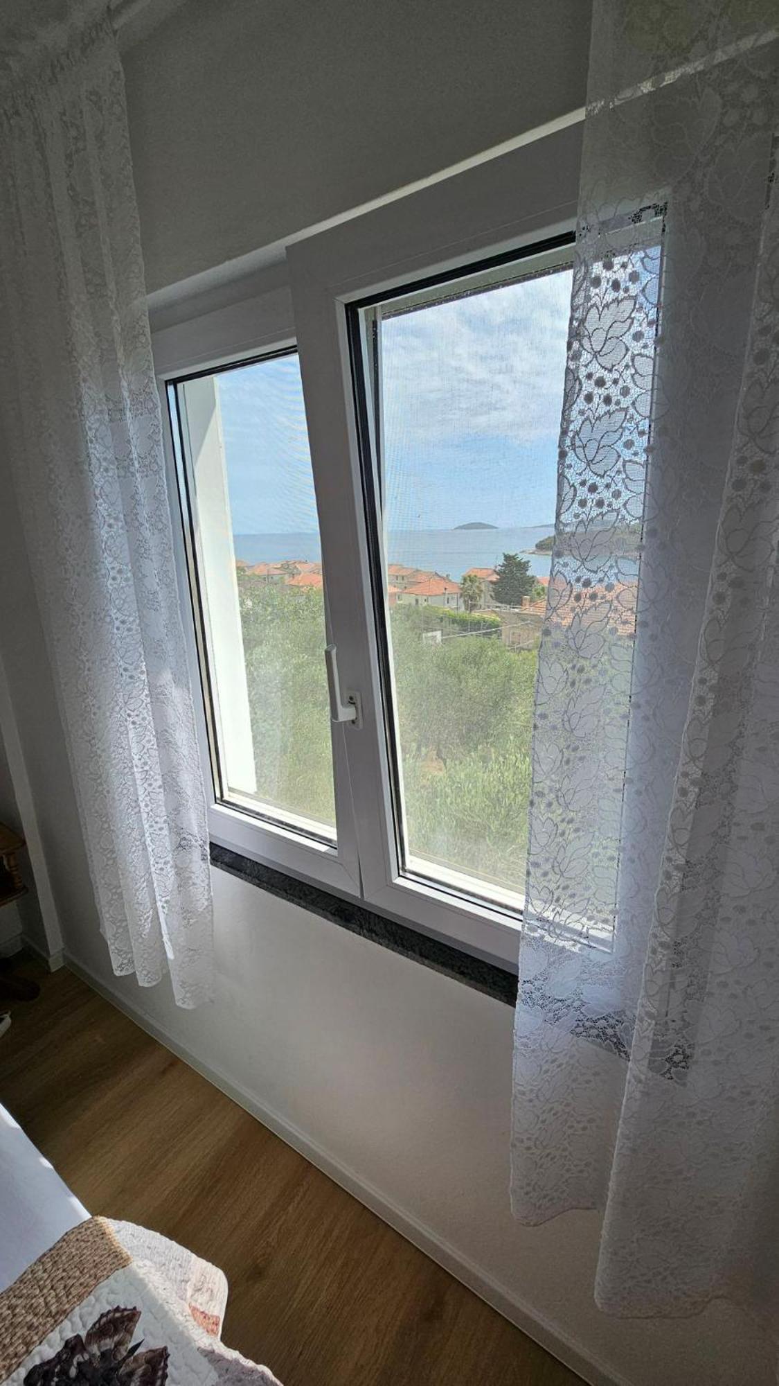 Apartmani Ela Prvic Luka Ngoại thất bức ảnh